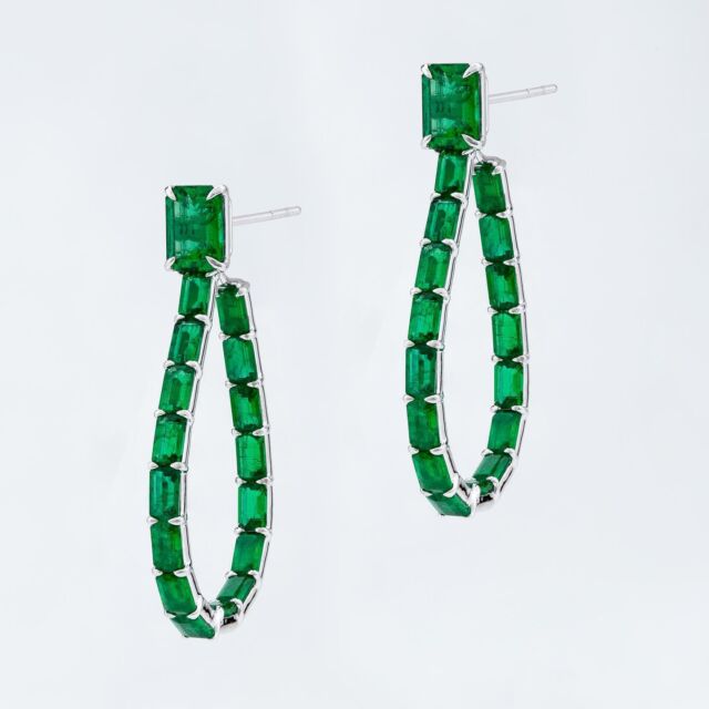 Zambian Emerald Hoops.  A hoop earring frames your face and elongates your neck, the circular shape seem to create an angularity of jaws and check bones.  Hoop earrings will accentuate your flair and elevate your look from time to time.  It’s have a great way of adding a touch of elegance to your look..
.
.
.
Visit us at Haute Jewels Geneva @hautejewelsgeneva 
.
#emeraldhoops #hoopearrings #zambianemeraldearrings #zambianemerald #diamondhoopearrings #emeraldcuthoops #jewelrydesigner #jewelerymanufacturer #jewellerymanufacturer #privatejeweler #luxuryjewelry #giftahoop #uniquehoop #latinohoops #frameyourface #smartartsjewellery #hautejewelsgeneva #hautejewelsgeneva2024