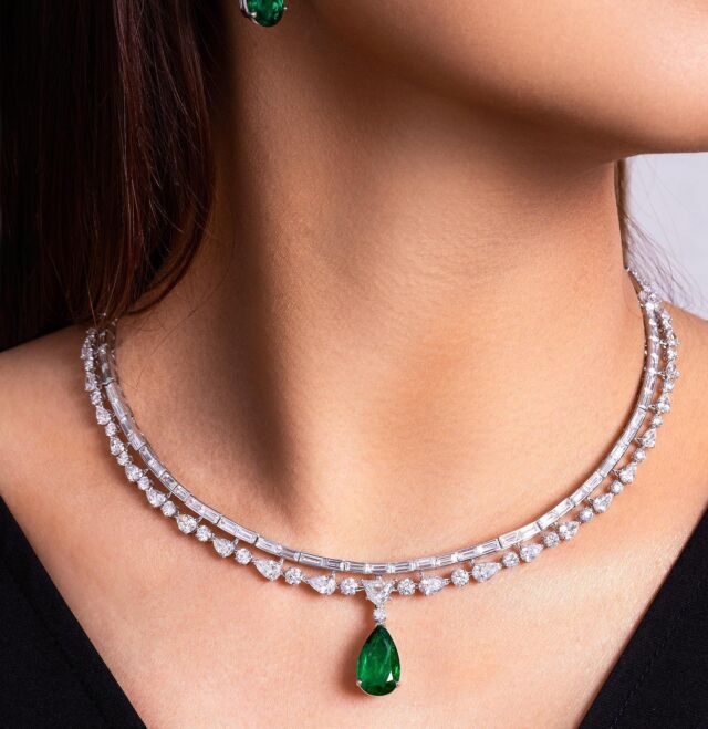 A Baguette, Pear necklace with a Cadalac cut and Columbian Emerald in the center. .
.
.
.
.
.
.
.
#diamondnecklace #columbianemeralds #columbianemeraldnecklace #cadalaccuts #cadalaccutdiamond #uniquenecklace #jewelrymanufacturer #jewellerymanufacturer #privatejeweler #luxuryjewelry #highendjewelry #smartartsjewellery #hautejewelsgeneva #hautejewelsgeneva2024 #hautejewelry #handmadejewelry #jewelrydesign #redcarpetjewelry