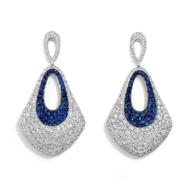 These statement blue Sapphire and natural diamond earrings incorporate a three dimensional- Bombe’ design ( dome shape) offering a glimpse of sparkle from every angle. .
.
.
.
.
.
#chandelierearrings #bombeearrings #srilankasapphire #ceylonsapphire #ceylonsapphireearring #sapphireearrings #bluesapphireearrings #pavesetting #paveearrings #jewellerymanufacturer #jewellerymanufacturer #smartartsjewellery #privatejeweler #luxuryjewelry #uniqueearrings #statementearrings #earringaddict #statementearring #diamondearrings