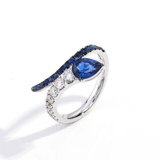 A Ceylon Blue Sapphire Serpentine Ring. .
.
.
.
.
.
#ceylonsapphire #ceylonsapphirering #sapphirering #serpentinering #bluesapphirering #stackablerings #uniquering #crossoverring #toietmoiring #trendyrings #ringoftheday #privatejeweler #luxuryjewelry #highendjewelry #highjewelry #redcarpetjewelry #jewelrymanufacturer #hautejoaillerie #privatejeweller #engagementring #serpentine #ringstack #ringinspiration #highjewelrycollection